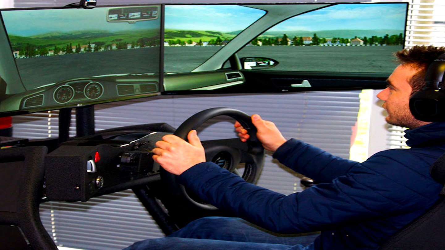 Élève sur le simulateur de conduite de l'auto-école